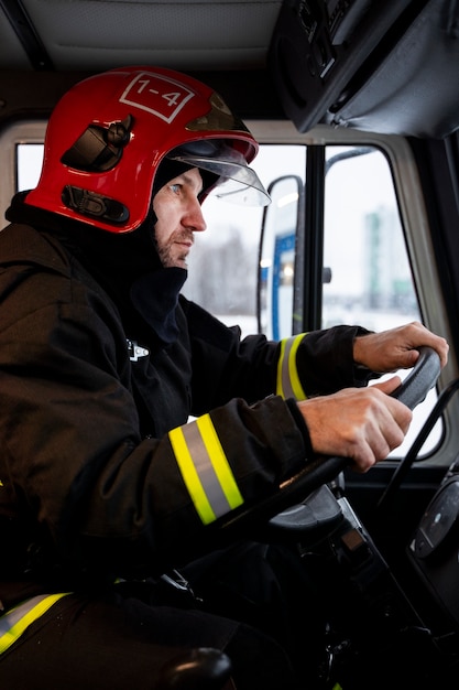 Gratis foto brandweerman klaar voor zijn missie