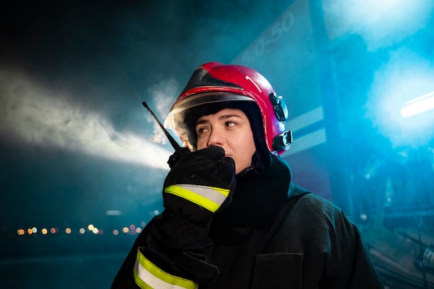 Gratis foto brandweerman klaar voor zijn missie