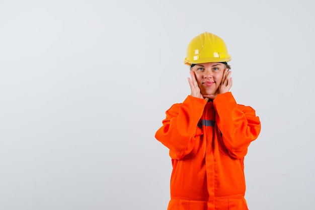 Brandweervrouw in haar uniform met veiligheidshelm