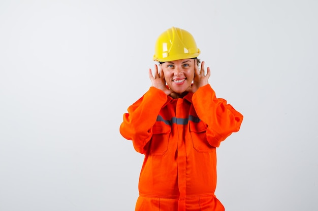 Brandweervrouw in haar uniform met veiligheidshelm