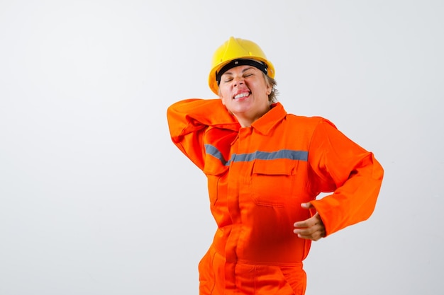 Brandweervrouw in haar uniform met veiligheidshelm