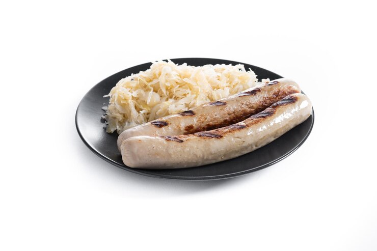 Gratis Foto bratwurst worst en zuurkool geïsoleerd op witte achtergrond typisch duits eten