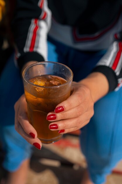 Braziliaanse vrouw die guarana drinkt buitenshuis