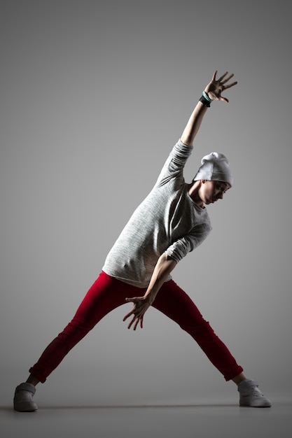 Gratis foto breakdancer man studio portret