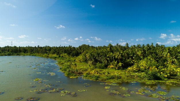 Brede luchtfoto van een meer op een van de eilanden in de Maldiven