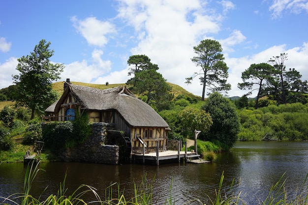 Brede opname van de Hobbiton-film die zich afspeelt in Matamata, Nieuw-Zeeland