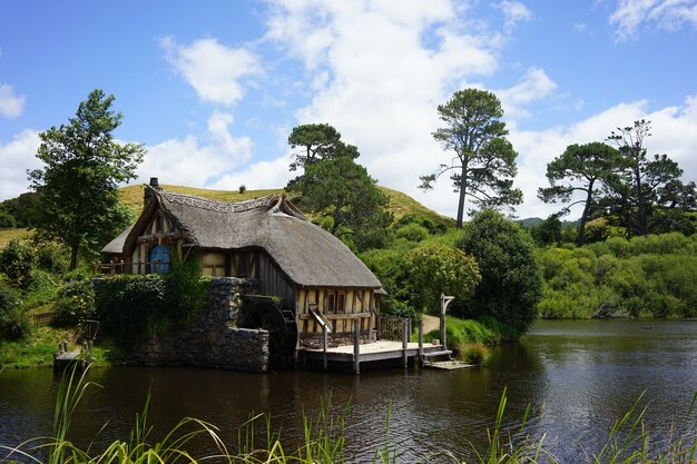 Brede opname van de Hobbiton-film die zich afspeelt in Matamata, Nieuw-Zeeland