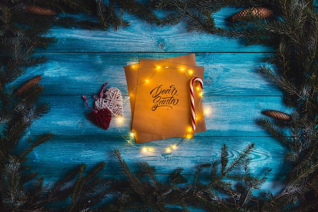 Brief aan de lieve kerstman op een blauwe houten tafel in de geest van kerstmis.