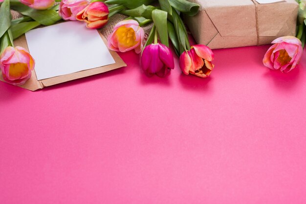 Brief en geschenkdoos met tulpen