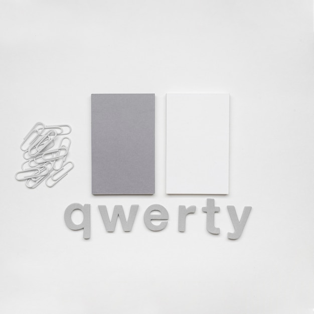 Briefpapier bedrijfs visitekaartjes en qwerty-concept