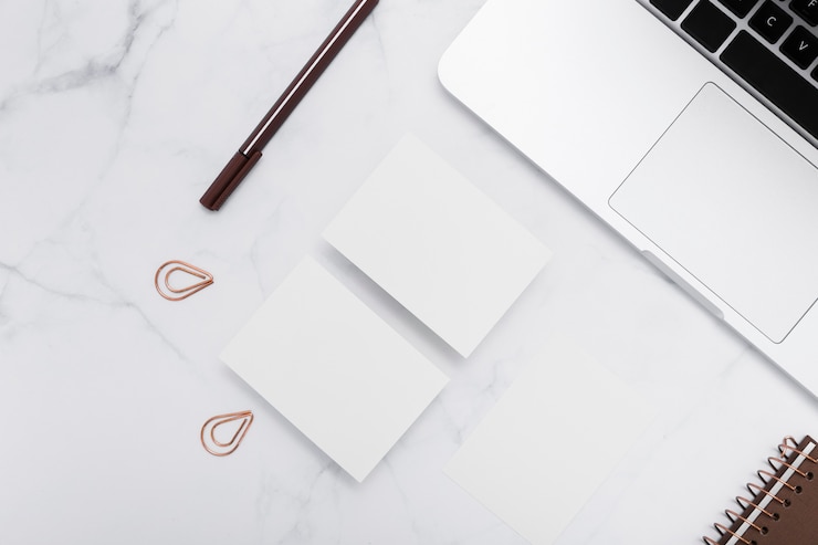 Gratis Foto briefpapier blanco visitekaartjes met laptop