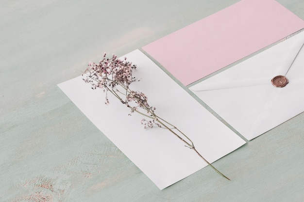 Briefpapier bruiloft concept met bloem