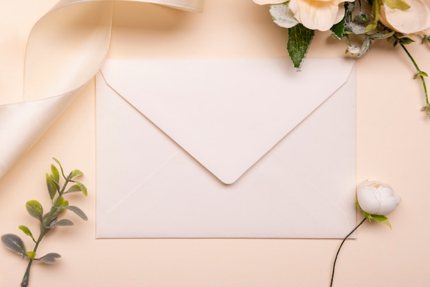 Briefpapier bruiloft uitnodiging op tafel
