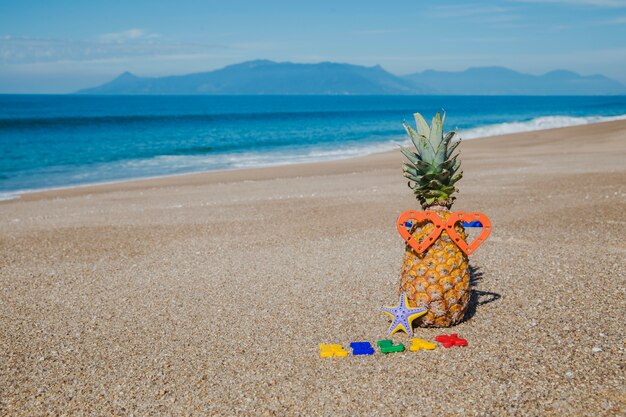 Brieven en ananas in het strand