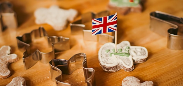 Brits vakantie- en kerstbakconcept union jack-vlag van groot-brittannië en peperkoekmannen bi ...
