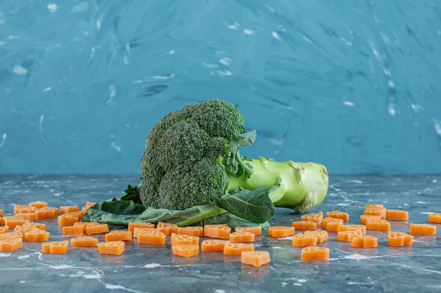 Gratis foto broccoli en besprenkelde pasta, op de marmeren achtergrond.