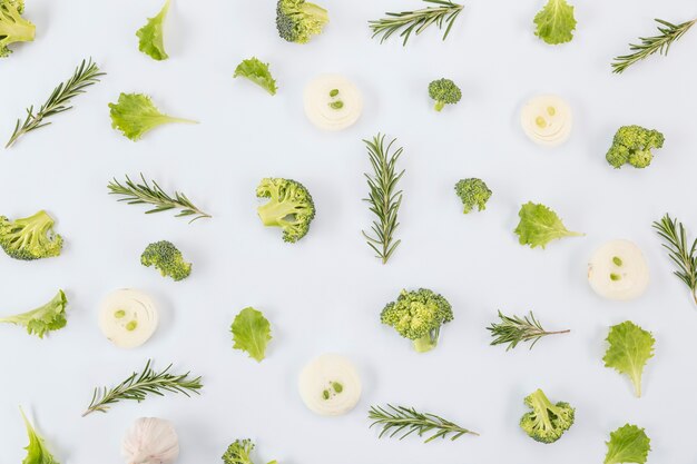 Gratis foto broccoli en champignons bovenaanzicht