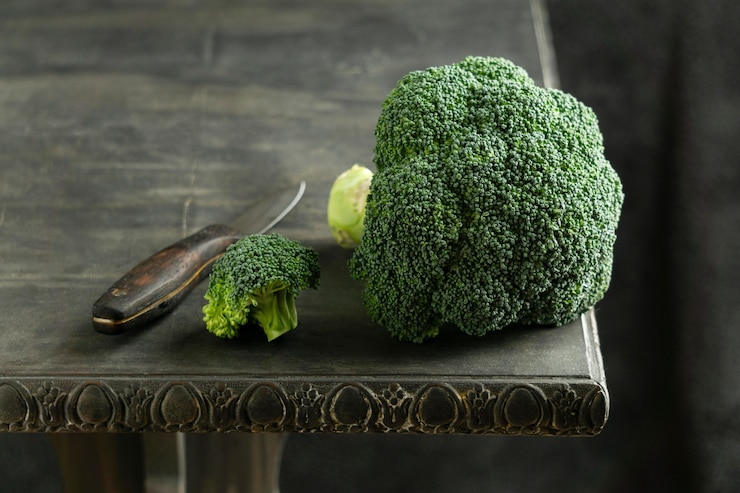 Gratis Foto broccoli op tafel hoge hoek
