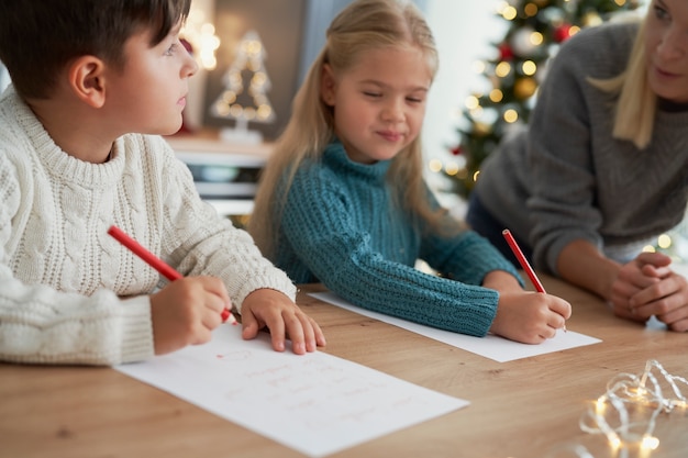 Broer en zus schrijven een brief aan de kerstman