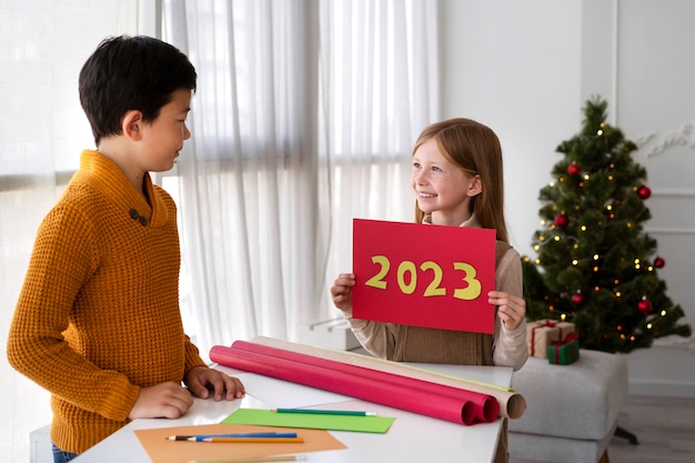 Gratis foto broer en zus vieren oudejaarsavond samen thuis