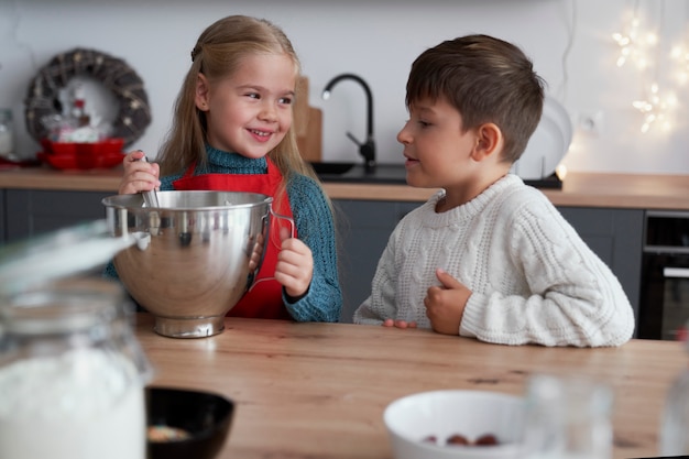 Broers en zussen in de keuken tijdens de kersttijd