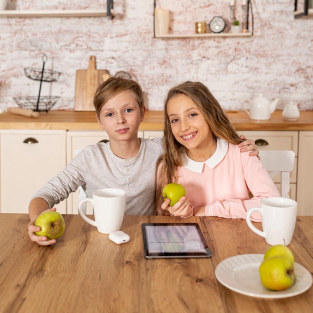 Gratis foto broers en zussen tijd samen doorbrengen in de keuken