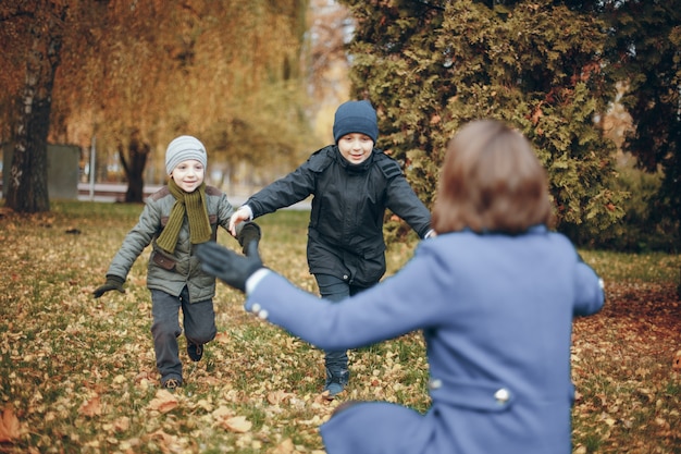 Gratis foto broers met haar moeder