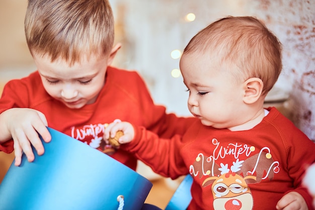 broers pakken een cadeautje uit