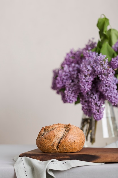 Gratis foto brood arrangement met bloemen