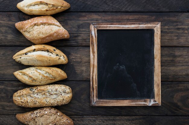 Brood dat dichtbij bord ligt