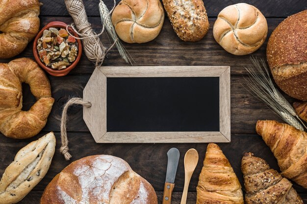 Brood en broodjes rond schoolbord