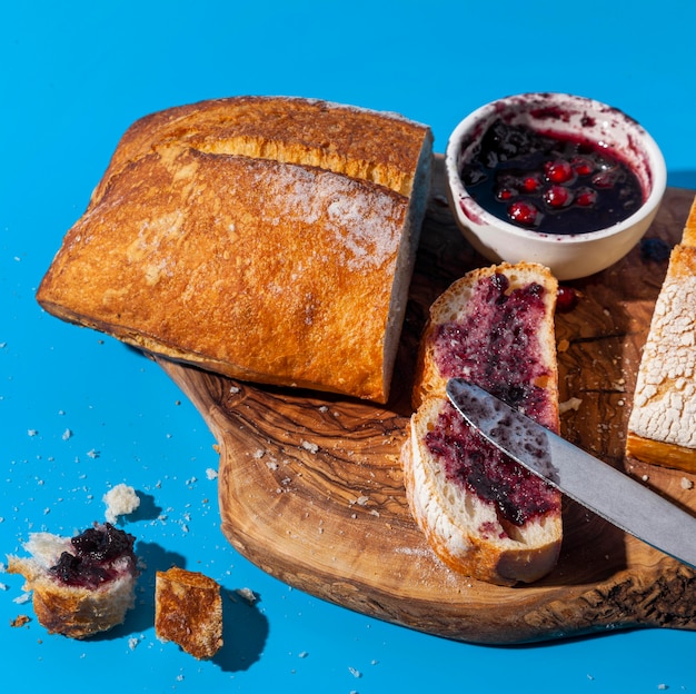 Brood en jam met overgebleven kruimels hoog uitzicht