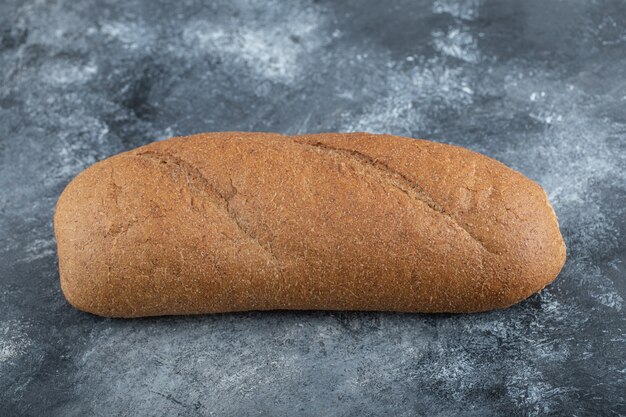 Brood geïsoleerd op een witte achtergrond. Heel brood. Horizontaal frame. Studio. Hoge kwaliteit foto