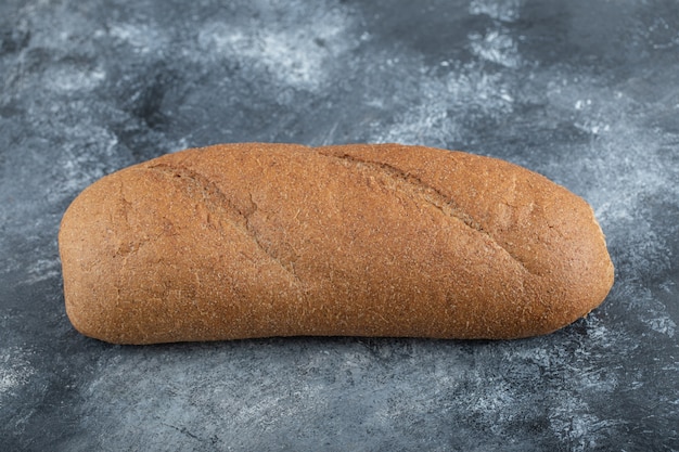 Brood geïsoleerd op een witte achtergrond. Heel brood. Horizontaal frame. Studio. Hoge kwaliteit foto