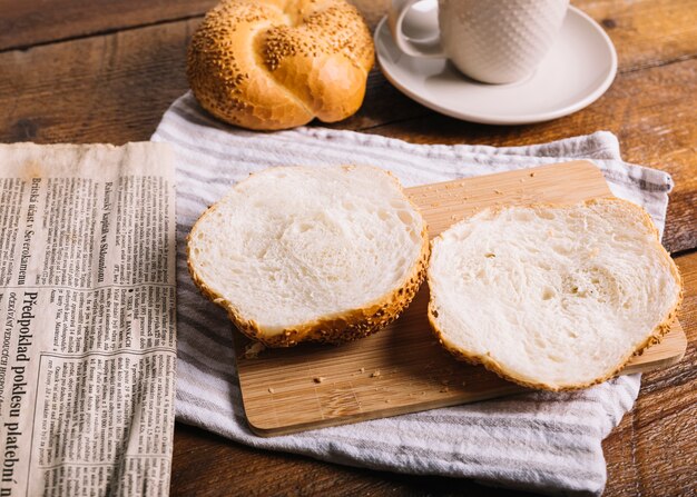 Brood gesneden in gehalveerd op snijplank over het servet
