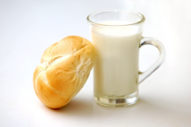 Brood met glas melk