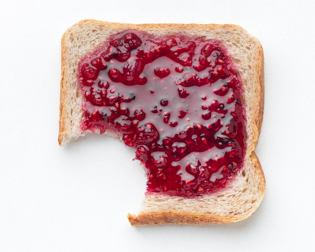 Brood met jam op een witte achtergrond