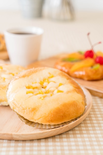 Brood met maïs en mayonaise