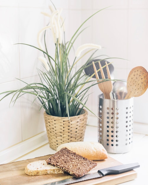 Brood, muesli en mes op snijplank