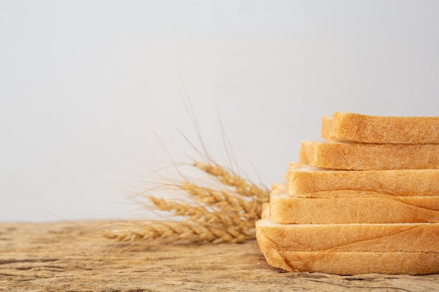 Brood op een houten tafel op een oude houten vloer.