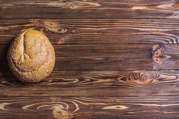 Brood op houten textuur