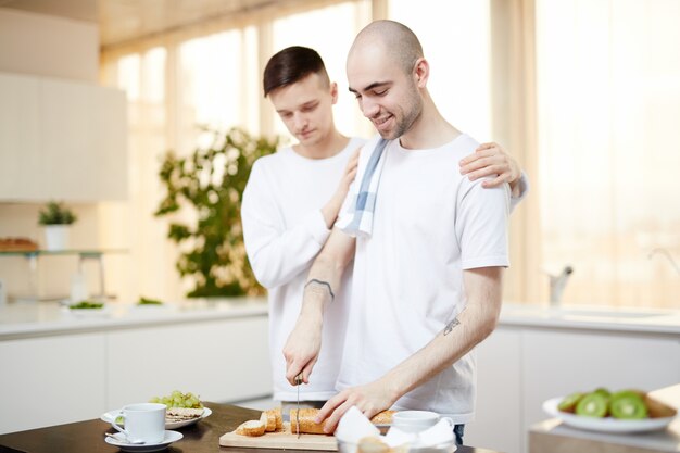 Brood snijden voor het ontbijt