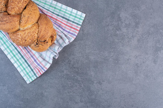 Brood van Strucia-brood op een handdoek op marmeren achtergrond. Hoge kwaliteit foto