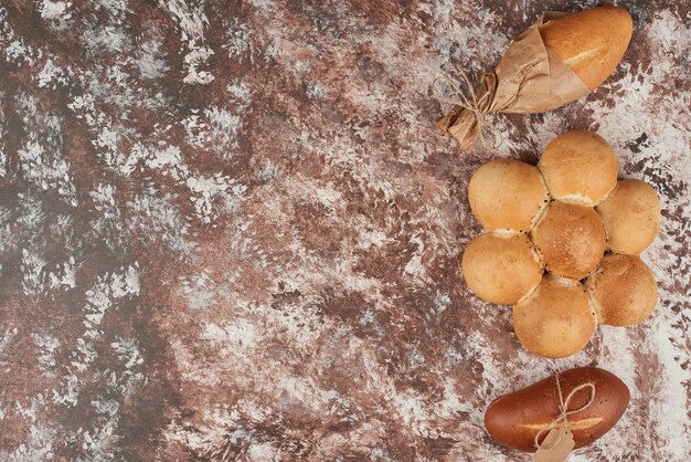 Broodbroodjes geïsoleerd op marmer.