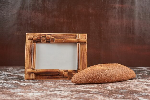 Broodbroodjes op een marmeren achtergrond met een leeg frame om prijzen te schrijven.