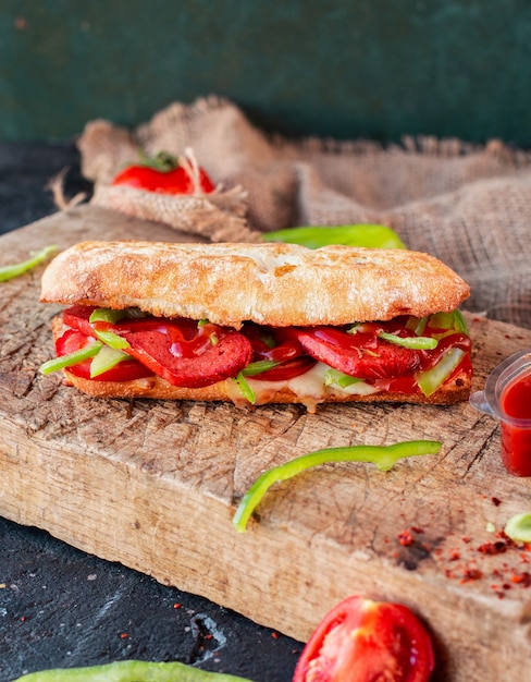 Broodir van Tandir, sucuk ekmek met worst