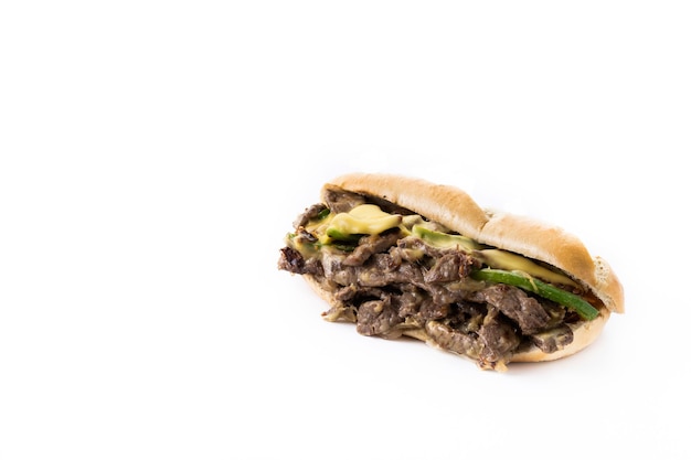 Broodje Philly cheesesteak met runderkaas, groene pepers en gekarameliseerde ui