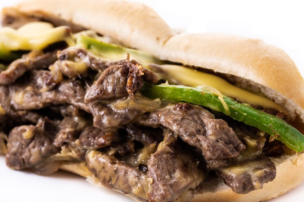 Broodje Philly cheesesteak met runderkaas, groene pepers en gekarameliseerde ui