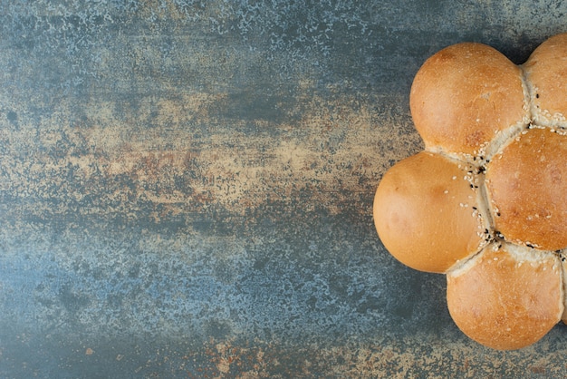 Gratis foto broodje vers wit brood op marmeren achtergrond