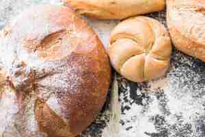 Gratis foto broodjes broodjes op het bureau met brood